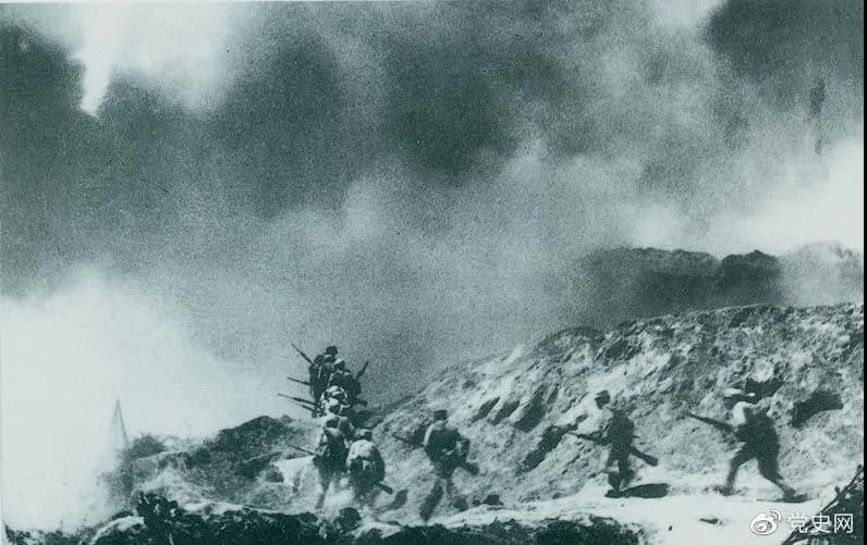 　　1948年2月28日至3月3日，西北野戰(zhàn)軍發(fā)起宜川戰(zhàn)役，殲滅國民黨軍2.9萬余人，取得了轉(zhuǎn)入外線作戰(zhàn)后的第一個大勝利。圖為部隊攻占瓦子街。 