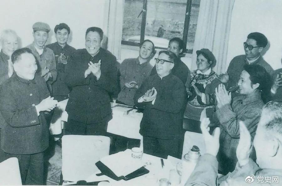1978年3月2日，鄧小平到五屆全國人大一次會議云南和四川省代表團(tuán)看望代表們。