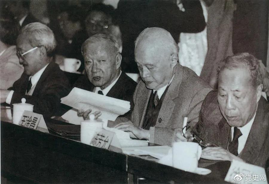 1986年3月，由4位老科學(xué)家倡議，經(jīng)鄧小平批示，中國制定實施了高技術(shù)研究發(fā)展計劃。圖為“863”計劃的4位倡導(dǎo)人王大珩（左2）、王淦昌（左3）、楊嘉墀（左1）、陳芳允（左4）。