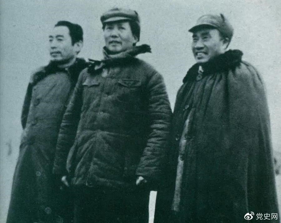 1946年3月4日，毛澤東和朱德、周恩來(lái)在延安機(jī)場(chǎng)。