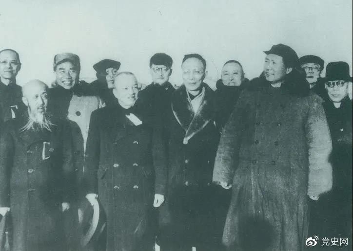 1949年3月，各界人士代表在北京西苑機場同毛澤東、朱德等留影。