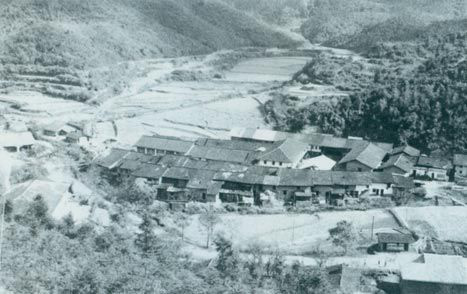 1929年3月14日，毛澤東同朱德指揮紅四軍進攻長嶺寨，殲敵兩千余人，擊斃敵旅長郭鳳鳴，乘勝占領(lǐng)長汀城。圖為長嶺寨。