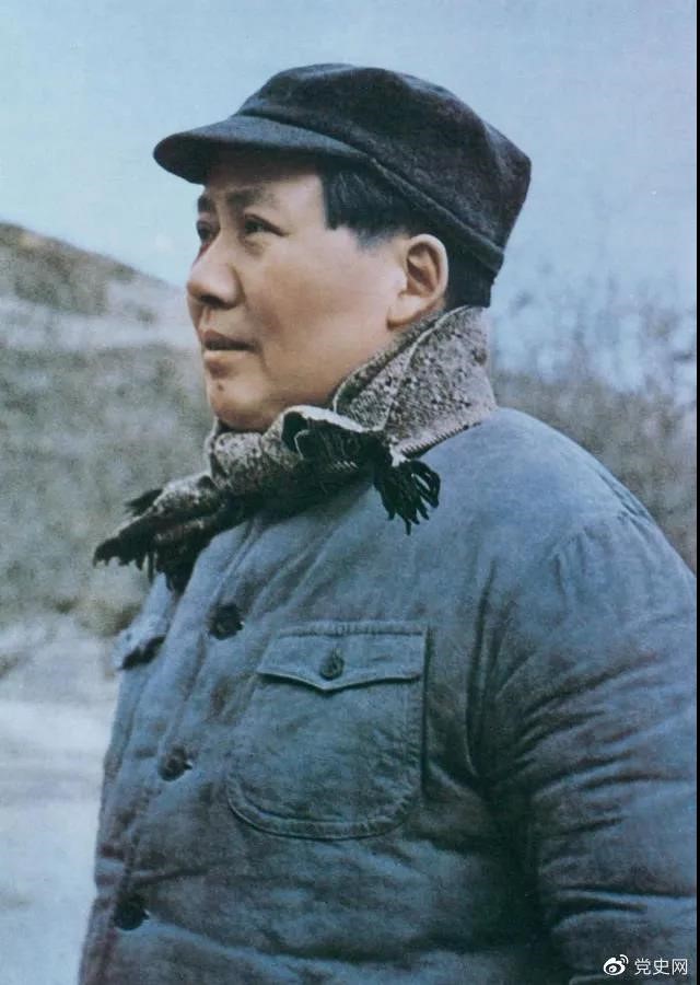 　　1947年3月18日，中共中央機(jī)關(guān)主動(dòng)撤離延安。毛澤東和周恩來(lái)、任弼時(shí)等繼續(xù)留在陜北，指揮全國(guó)人民解放戰(zhàn)爭(zhēng)。這是轉(zhuǎn)戰(zhàn)陜北前夕的毛澤東。
