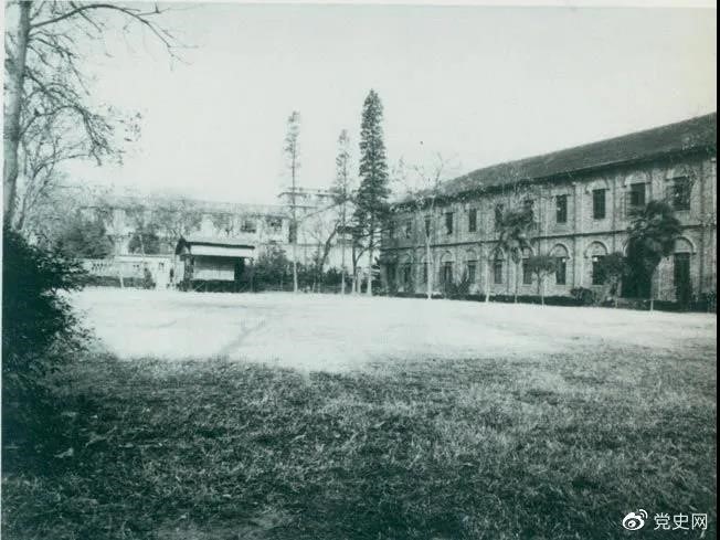 　　1927年3月18日，毛澤東出席在武昌舉行的河南武裝農(nóng)民代表大會(huì)，并作湖南農(nóng)運(yùn)狀況報(bào)告。圖為大會(huì)會(huì)場(chǎng)——武昌農(nóng)講所大操場(chǎng)。