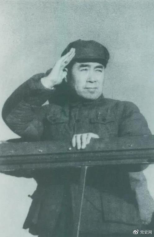 1949年3月，中共中央進(jìn)入北平。圖為周恩來(lái)在北平機(jī)場(chǎng)檢閱部隊(duì)。
