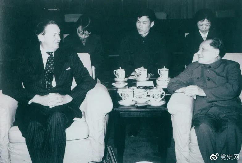 1979年3月29日，鄧小平會見香港總督麥里浩。