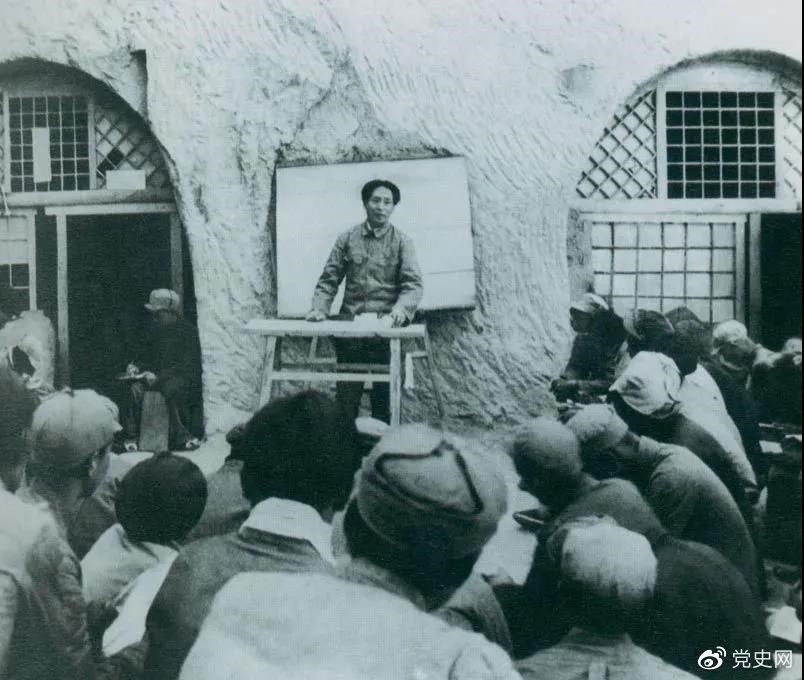 1938年4月，毛澤東在魯迅藝術(shù)學院講演。