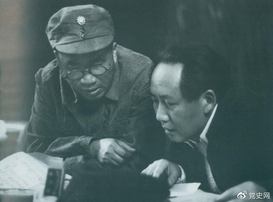 1945年4月，毛澤東和朱德在中國共產(chǎn)黨第七次全國代表大會上。