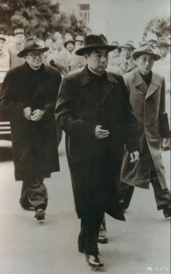 1954年4月26日，日內瓦會議開幕。圖為周恩來率中國代表團進入會場。