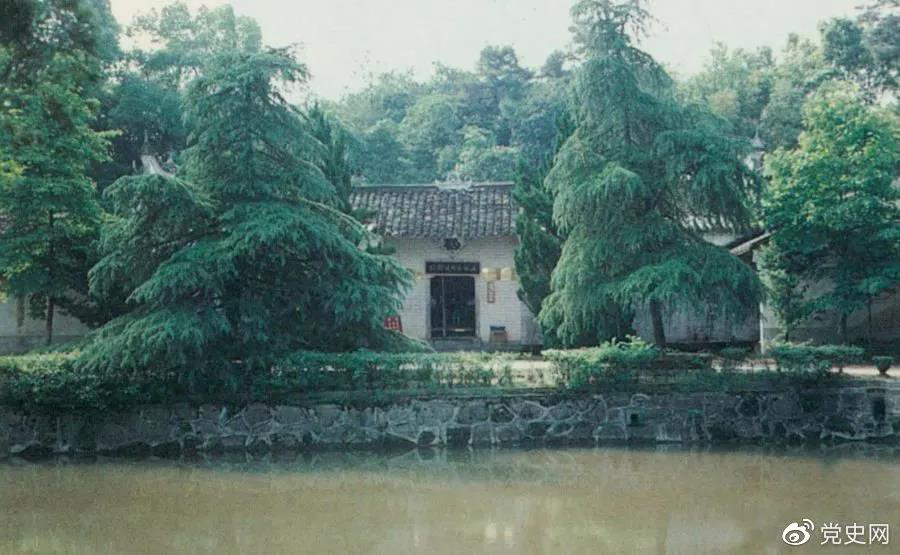 圖為任弼時故居。1904年4月30日，任弼時出生在湖南省湘陰縣熟塘鄉(xiāng)唐家橋（今屬汨羅市）。