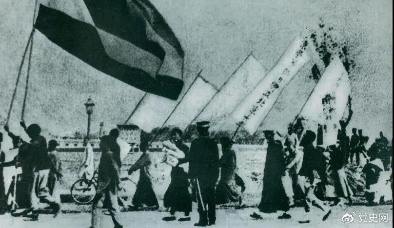 1919年5月4日，北京爆發(fā)學(xué)生反帝愛國運(yùn)動(dòng)。這是北京大學(xué)學(xué)生的示威游行隊(duì)伍。