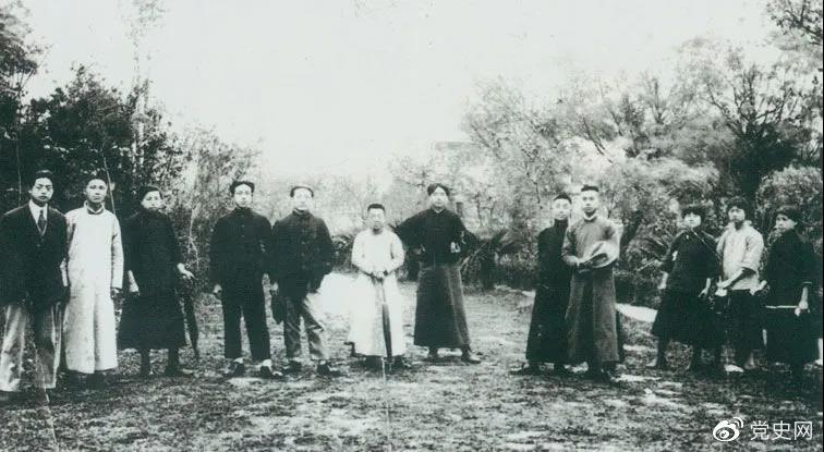 1920年5月8日，新民學(xué)會(huì)部分會(huì)員在上海半淞園合影。左七為毛澤東。