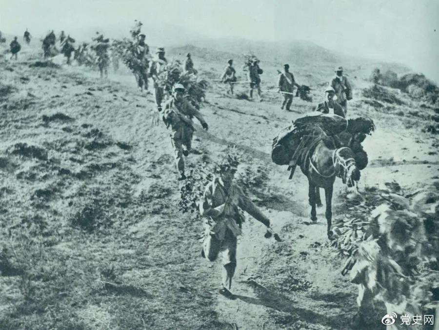 圖為1947年5月在孟良崮戰(zhàn)役中，華東野戰(zhàn)軍向孟良崮挺進(jìn)。