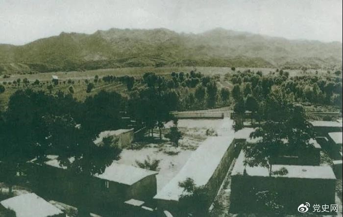 1948年5月，中共中央和人民解放軍總部由陜北遷到河北平山縣西柏坡。圖為中央領導人辦公處所俯瞰。