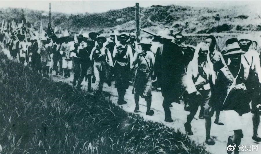　　1931年5月16日至31日，紅一方面軍在毛澤東、朱德指揮下，連續(xù)打了5個(gè)勝仗，殲敵3萬(wàn)余人，繳槍2萬(wàn)余支，打退了國(guó)民黨軍隊(duì)的第二次“圍剿”。圖為行軍中的紅軍。