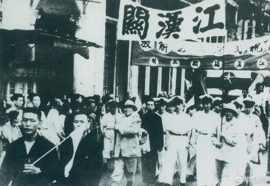 1949年5月17日，第四野戰(zhàn)軍解放武漢。圖為武漢人民歡慶解放。