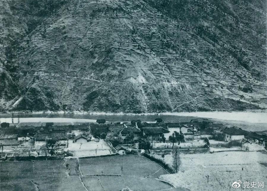 　　1935年5月25日，紅一方面軍到達(dá)大渡河南岸的安順場(chǎng)。紅軍17名勇士靠一葉孤舟強(qiáng)渡大渡河，為沿大渡河左岸北上的部隊(duì)打開(kāi)了一條通道。圖為安順場(chǎng)一角。