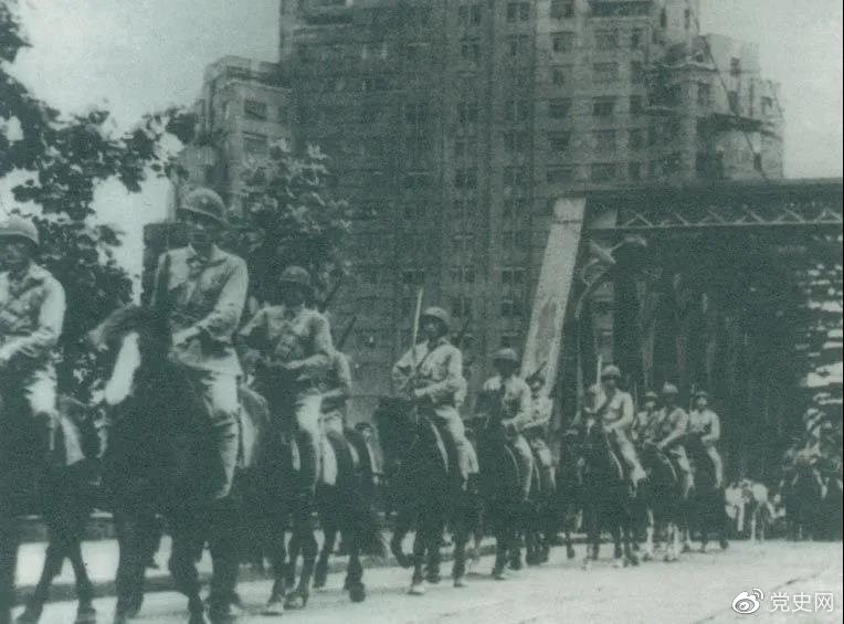　　1949年5月，人民解放軍殲滅退守上海的敵軍15萬人，解放了這個(gè)中國最大的城市。圖為解放軍進(jìn)駐上海。