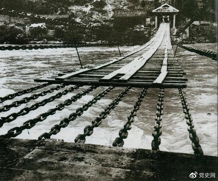 　　1935年5月29日，中央紅軍左縱隊先頭部隊在瀘定橋西頭發(fā)起奪橋戰(zhàn)斗，勝利搶占大橋。圖為瀘定橋。
