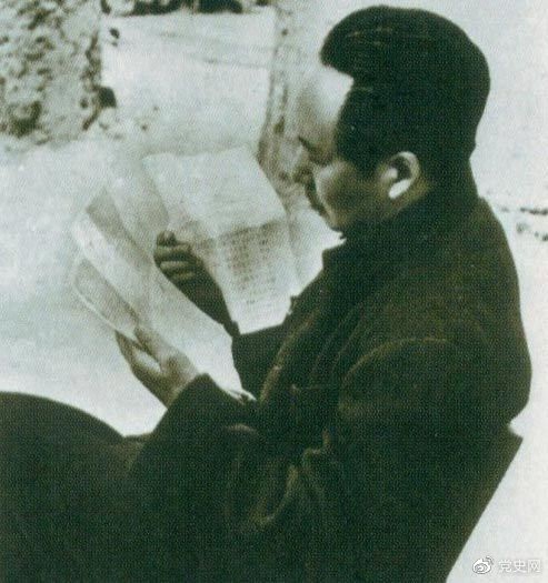 　　1946年6月，國民黨撕毀停戰(zhàn)協(xié)定和政協(xié)決議，挑起全面內(nèi)戰(zhàn)。這是毛澤東在延安審閱有關自衛(wèi)反擊的電報。