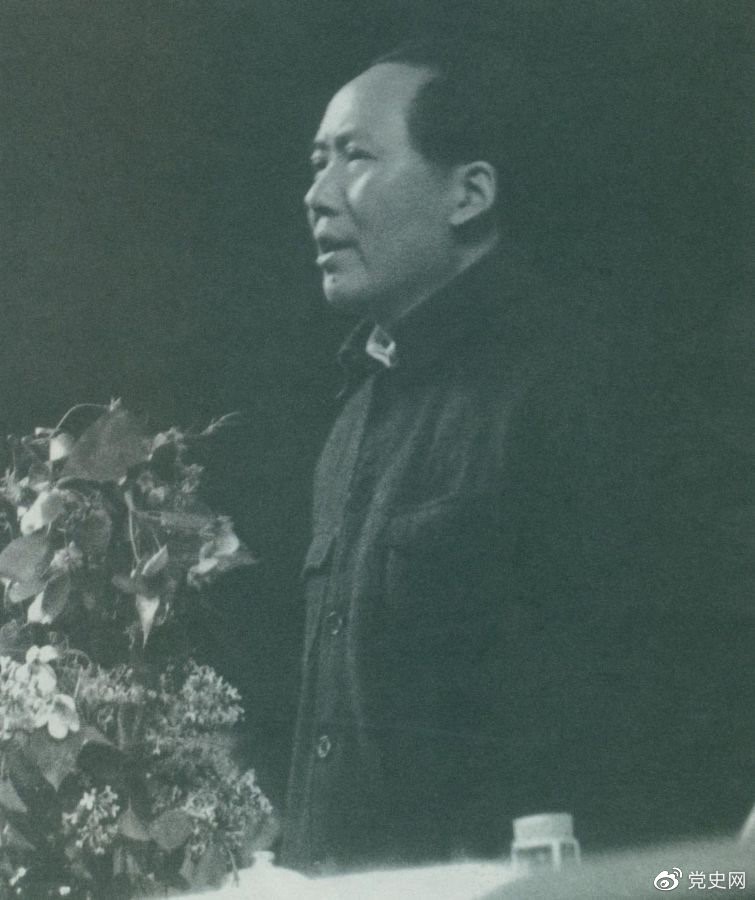 1945年6月11日，毛澤東在中國共產(chǎn)黨第七次全國代表大會上致閉幕詞。