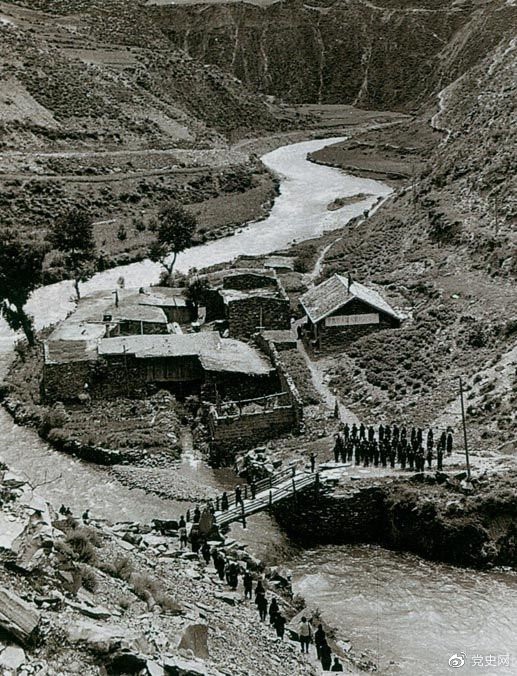 　　1935年6月12日，中央紅軍先頭部隊(duì)在夾金山北麓四川懋功達(dá)維鎮(zhèn)同紅四方面軍先頭部隊(duì)勝利會(huì)師。圖為當(dāng)年的會(huì)師橋。