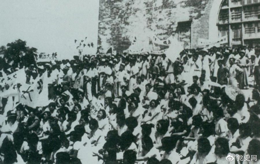 1936年6月13日，北平學生與市民在鼓樓前舉行聲勢浩大的抗日集會。