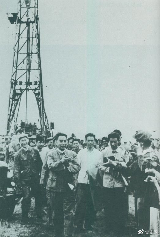 1962年6月，周恩來(lái)到大慶視察，這是在1202鉆井隊(duì)現(xiàn)場(chǎng)參觀。 