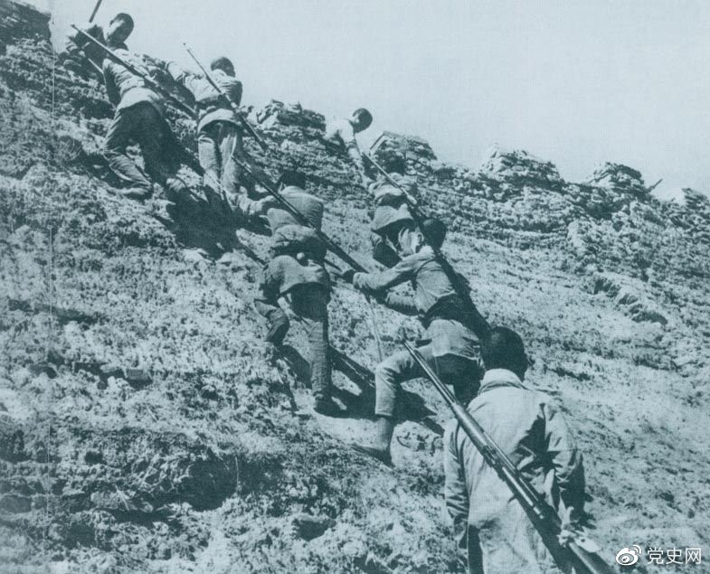 1945年6月25日，八路軍冀中部隊(duì)攻克河北獻(xiàn)縣。圖為部隊(duì)奮勇攀登城墻。