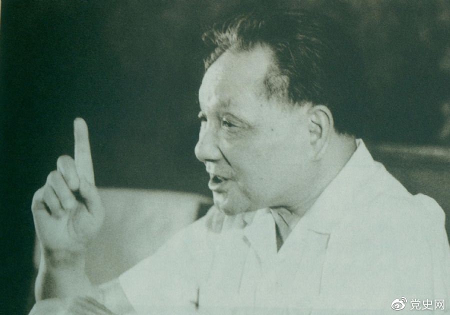 　　1981年6月27日，中共十一屆六中全會通過《關(guān)于建國以來黨的若干歷史問題的決議》。圖為鄧小平在閉幕會上發(fā)表講話。
