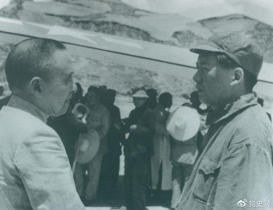 1945年7月1日，毛澤東歡迎黃炎培等民主人士來延安參觀。