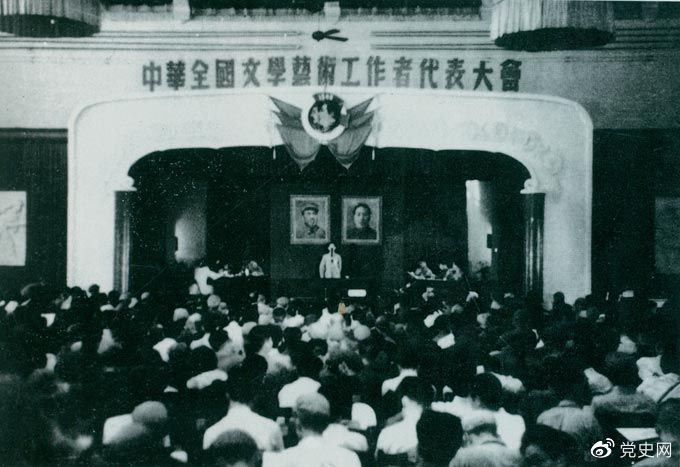 1949年7月2日至19日，第一次中華全國(guó)文學(xué)藝術(shù)工作者代表大會(huì)在北平召開(kāi)。圖為大會(huì)會(huì)場(chǎng)。