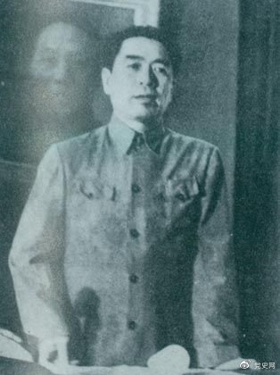 1949年7月6日，周恩來出席中華全國(guó)文學(xué)藝術(shù)工作者代表大會(huì)。圖為周恩來在會(huì)上作政治報(bào)告。