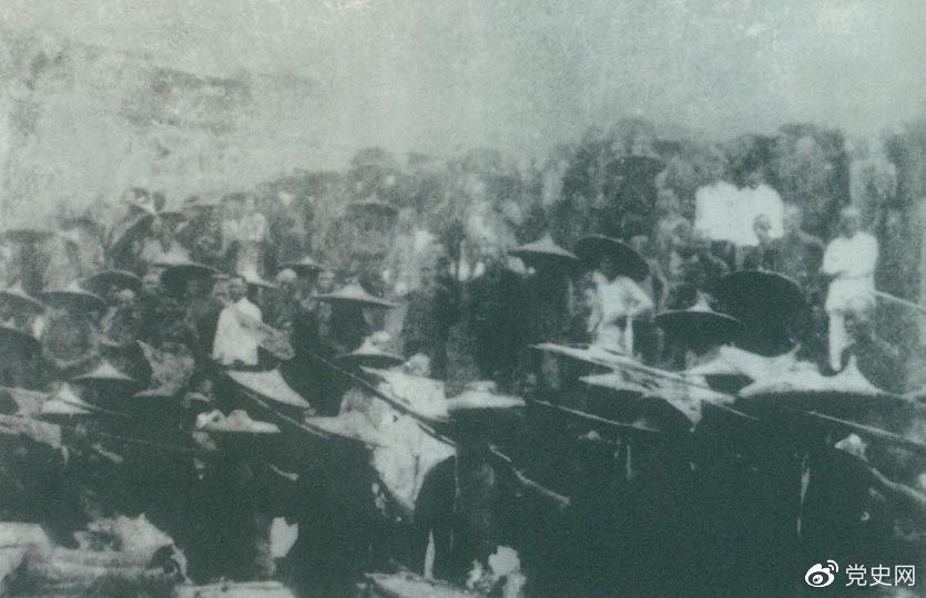 　　1926年7月9日，國民革命軍開始北伐。兩天后，北伐軍的先頭部隊葉挺獨立團(tuán)攻占了長沙。然后向武漢進(jìn)攻。一路上，迅猛發(fā)展的農(nóng)民運動有力地配合了北伐戰(zhàn)爭。在湖南、江西、湖北，農(nóng)民運動越來越引人注目。這是支援北伐戰(zhàn)爭的農(nóng)民自衛(wèi)軍。