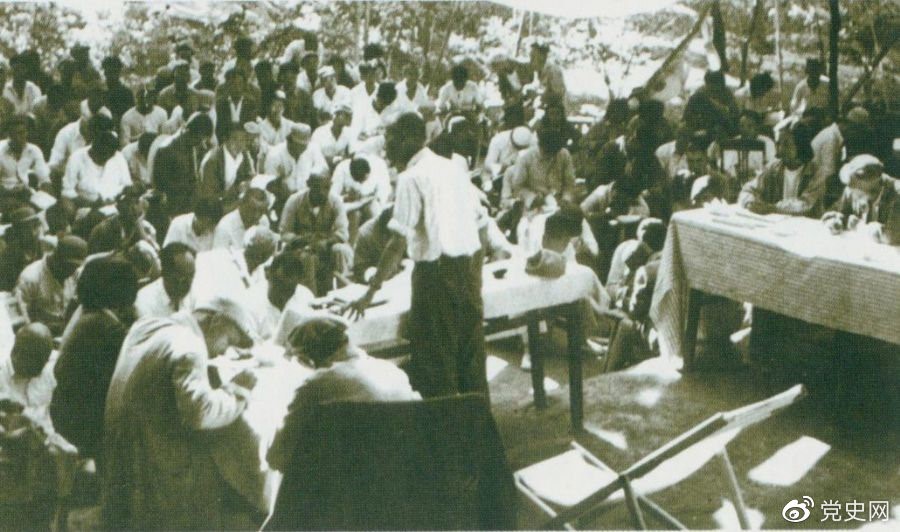 1947年7月17日至9月13日，全國(guó)土地會(huì)議在河北西柏坡召開。劉少奇主持會(huì)議并在會(huì)上作報(bào)告。