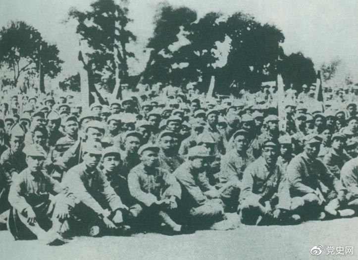 盧溝橋事變后的第11天，1937年7月18日，延安召開群眾大會，毛澤東發(fā)表演說。據(jù)當時報載：“演詞激昂，聽眾均摩拳擦掌，熱血沸騰，愿赴抗日戰(zhàn)場，與日寇決一死戰(zhàn)。”