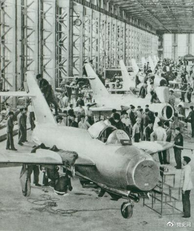 1956年7月19日，國產(chǎn)第一架噴氣式戰(zhàn)斗機在沈陽首次試飛成功，標志著中國具備了獨立研制空軍武器裝備的能力。圖為國產(chǎn)第一批噴氣式飛機即將出廠。