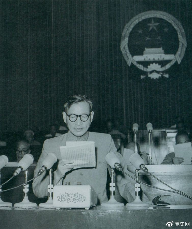 1955年7月，陳云在一屆全國人大二次會議上作堅持和改進(jìn)糧食統(tǒng)購統(tǒng)銷工作的報告。