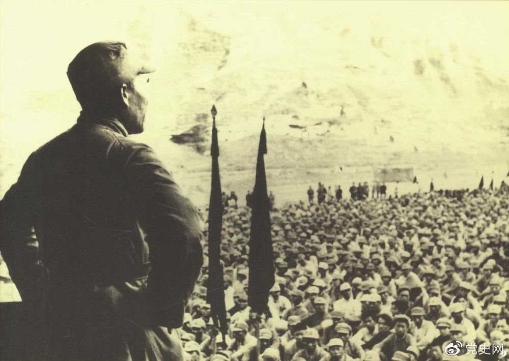 1937年8月后，朱德任中共中央軍委副主席、中央軍委華北軍分會(huì)書記、國民革命軍第八路軍總指揮（后為第十八集團(tuán)軍總司令），指揮八路軍開赴華北抗日前線。圖為朱德對(duì)即將開赴前線的八路軍將士講話。