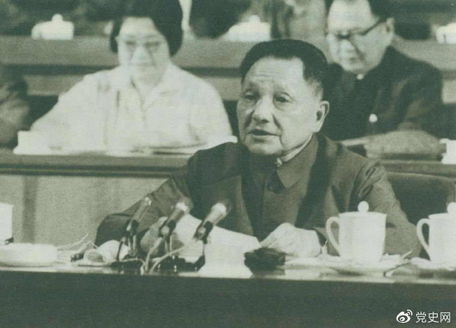 1977年8月18日，鄧小平在中國共產(chǎn)黨第十一次全國代表大會的閉幕會上提出：“一定要恢復(fù)和發(fā)揚(yáng)毛主席為我們黨樹立的實(shí)事求是的優(yōu)良傳統(tǒng)和作風(fēng)。”