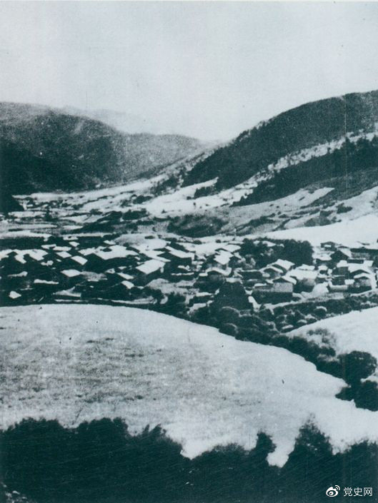 1935年8月20日，中共中央政治局在毛兒蓋召開(kāi)會(huì)議，作出了《關(guān)于目前戰(zhàn)略方針之補(bǔ)充決定》，再次重申兩河口會(huì)議關(guān)于北上的戰(zhàn)略方針。圖為毛兒蓋。