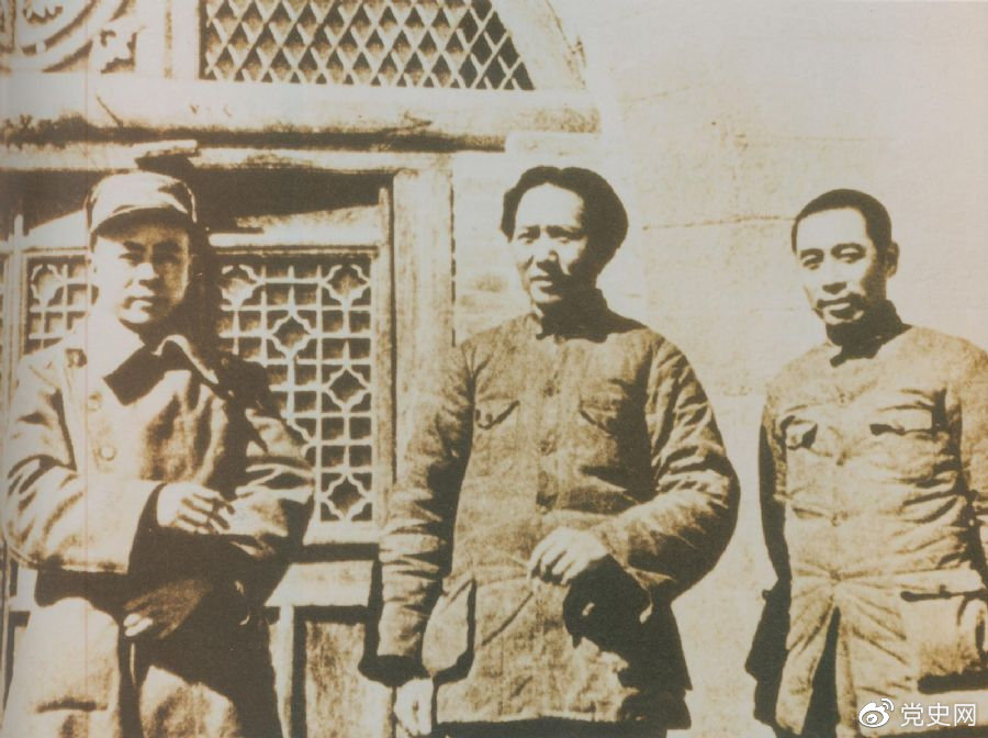 洛川會(huì)議上組成了新的中共中央革命軍事委員會(huì)，毛澤東為書(shū)記（亦稱主席）。這是毛澤東、周恩來(lái)和任弼時(shí)的合影。