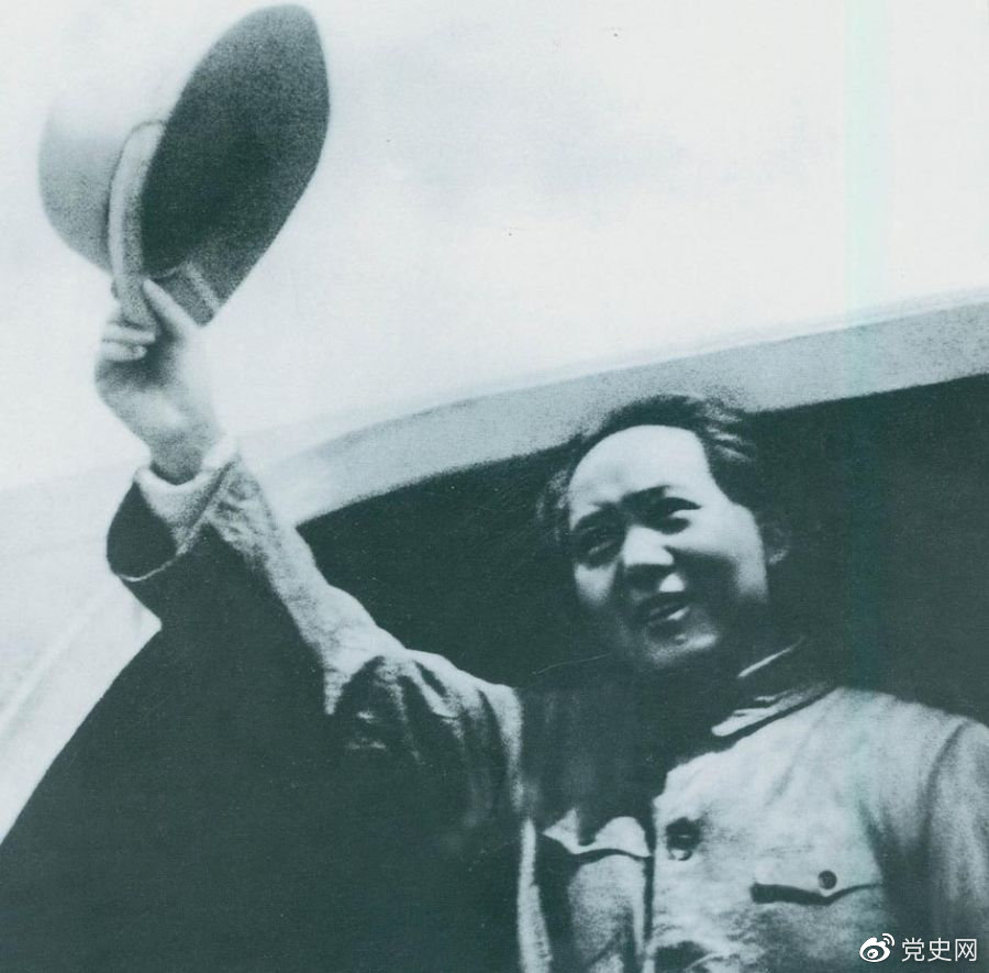 1945年8月28日，毛澤東飛赴重慶時(shí)，向前來(lái)歡送的延安軍民揮手告別。